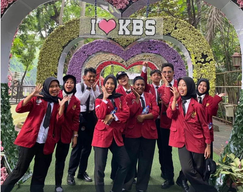 Maknai Hari Pahlawan, Penghuni AMN Surabaya Tabur Bunga TMP dan Kunjungan Edukatif ke KBS