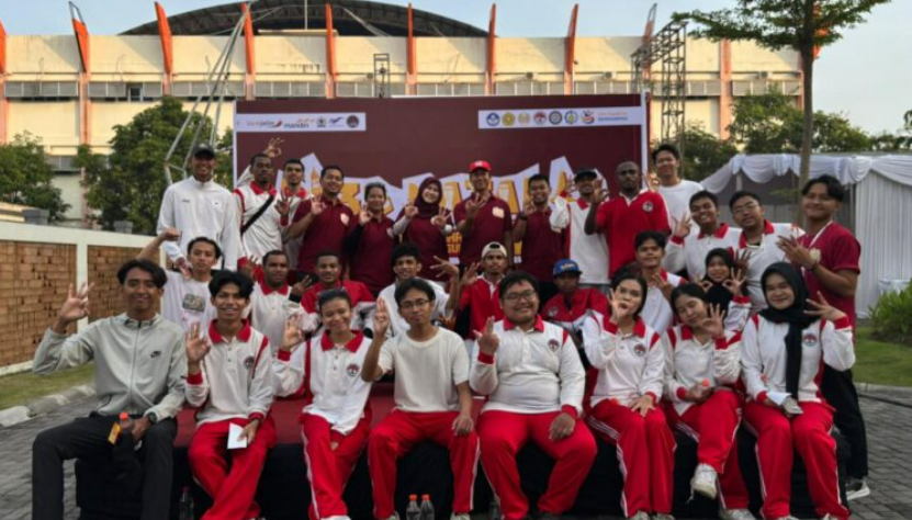 Ratusan Mahasiswa Meriahkan Fun Walk Dies Natalis ke-3 AMN Surabaya