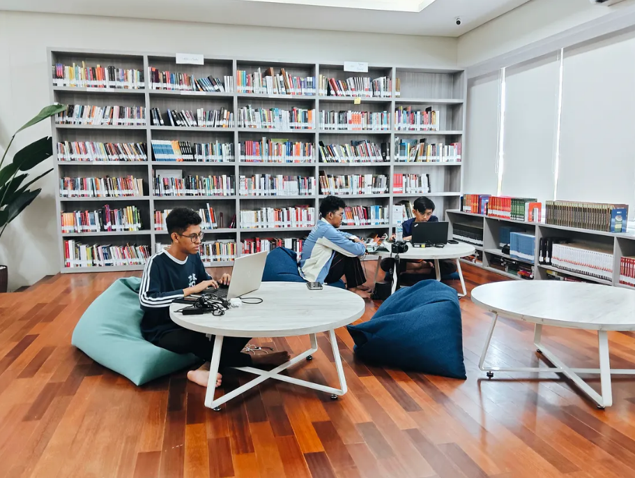 Perpustakaan AMN Surabaya Jadi Tempat Favorit Mahasiswa untuk Nugas hingga “Ngadem”