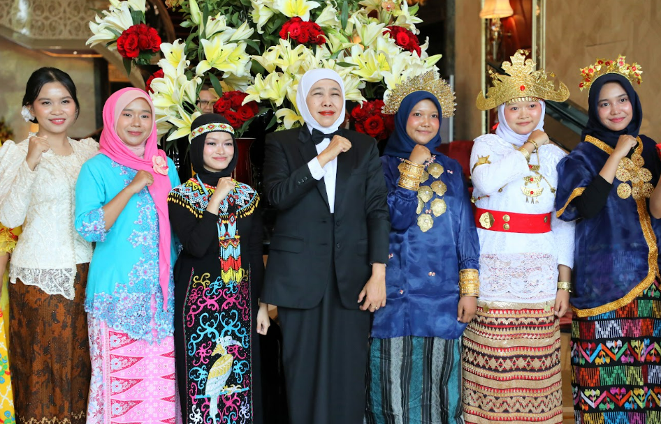 Warna-Warni Nusantara Meriahkan Perpisahan Wisudawan AMN Surabaya dan Sambut Mahasiswa Baru