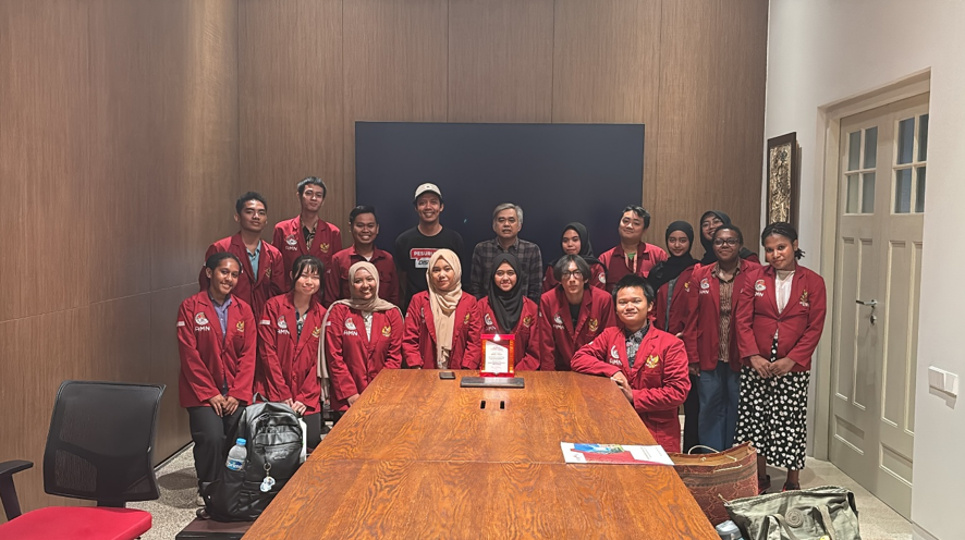 Kunjungan Media Oleh AMN Surabaya ke Harian Disway Surabaya